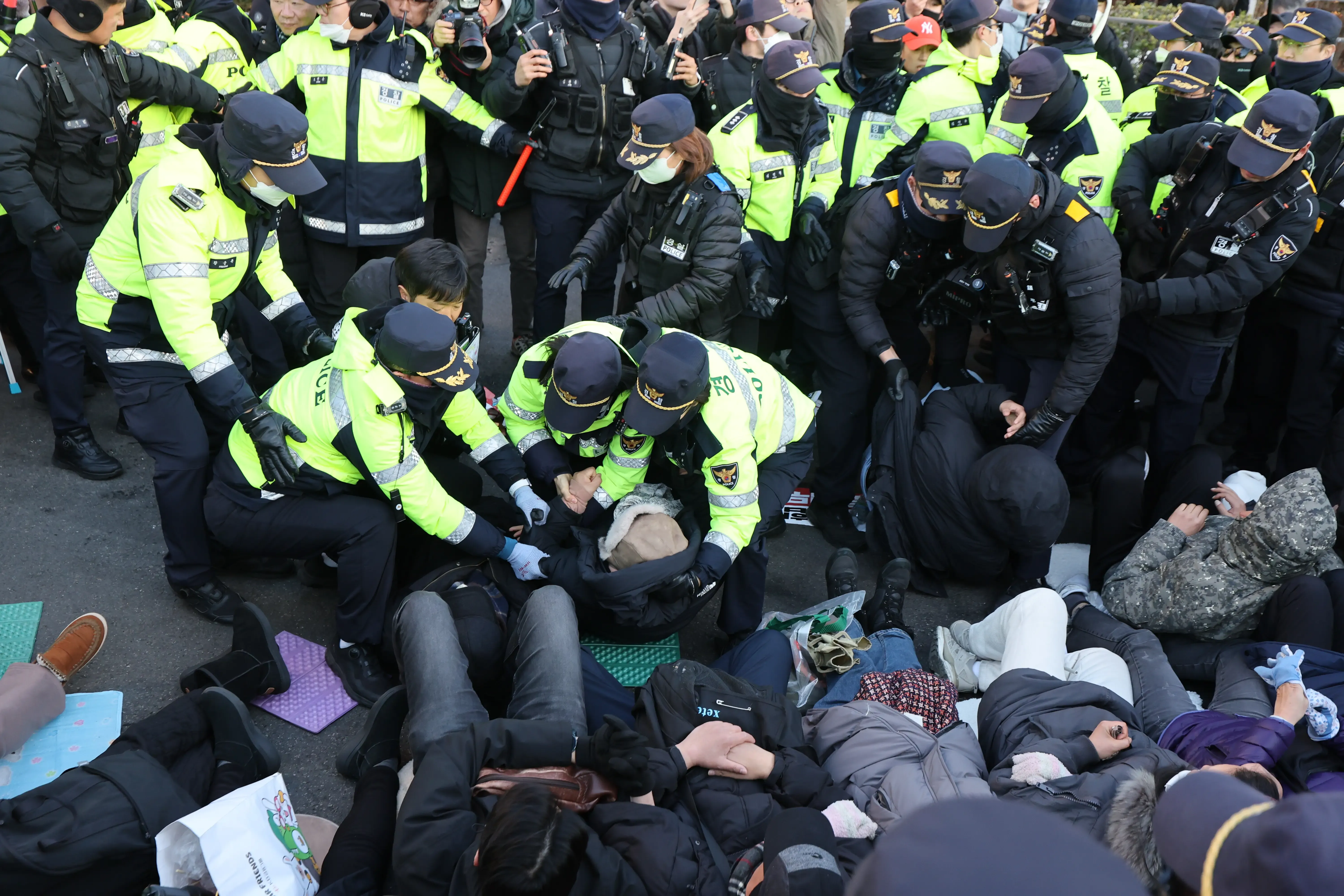 Authorities Prepare to Execute Arrest Warrant for South Korean President Amid Rising Tensions