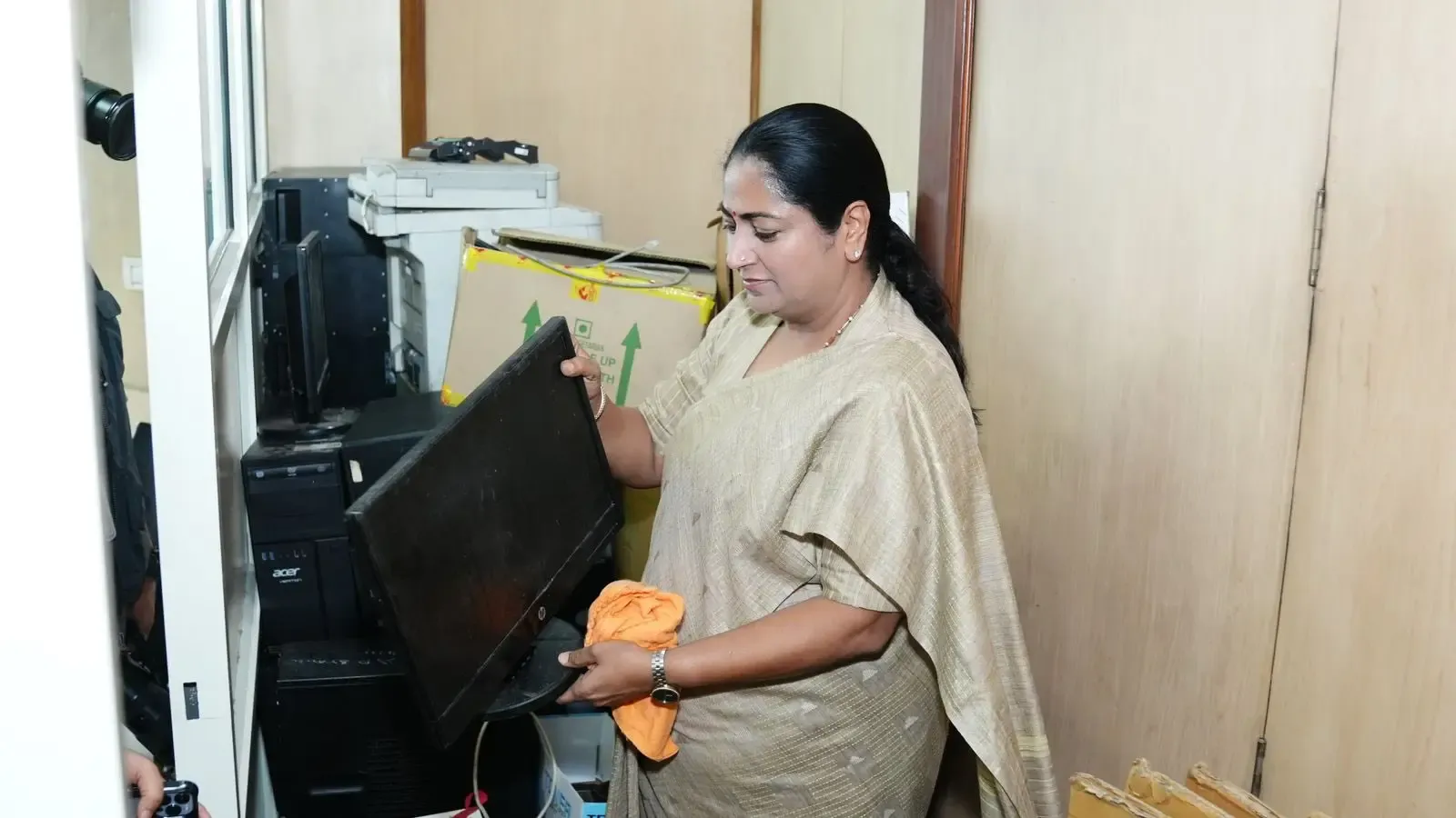 क्या आईएसबीटी में गंदगी देख सीएम रेखा गुप्ता को गुस्सा आया? कर्मचारियों से किया नए ऑफिस का वादा