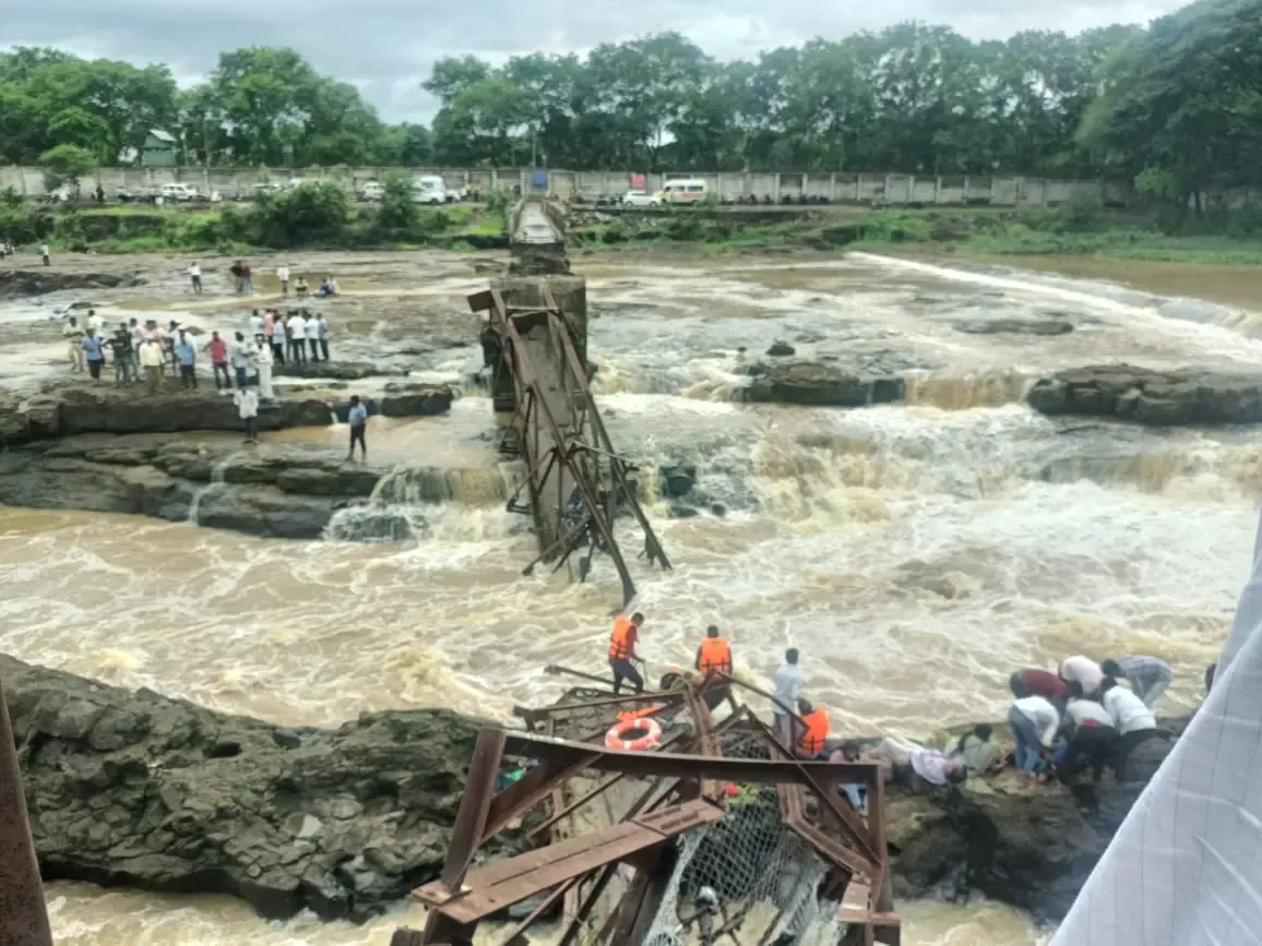 क्या जब ब्रिज जर्जर था, तब उसे बंद करने की कोई वजह नहीं थी? शिवसेना (यूबीटी) ने प्रशासन पर लगाया आरोप