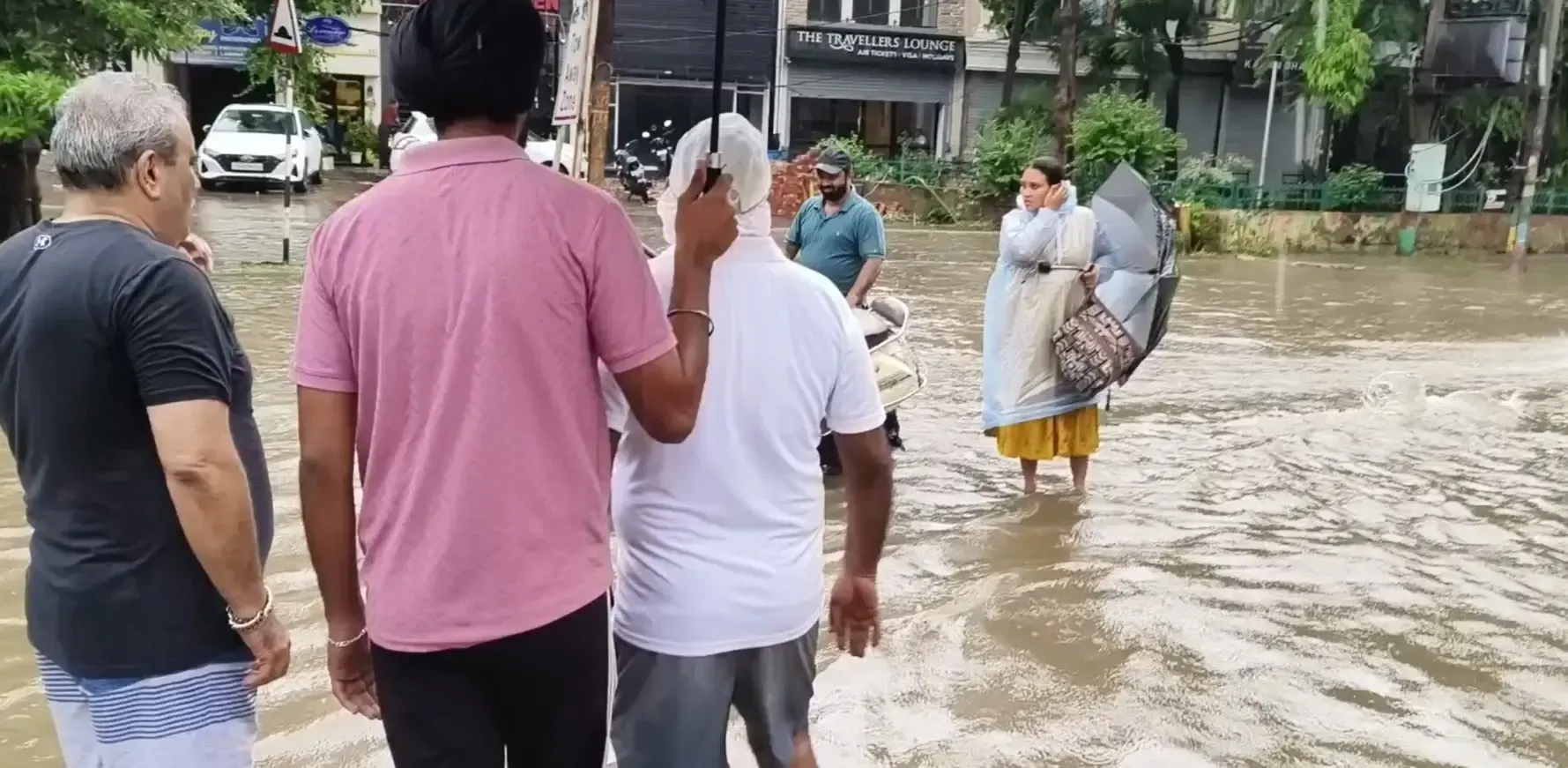 क्या जालंधर में भारी बारिश ने दुकानदारों को लाखों का नुकसान पहुँचाया है और रेलकर्मी की मौत हुई है?