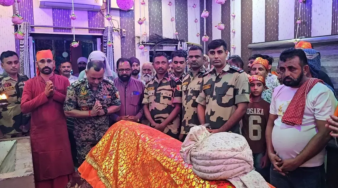 क्या जम्मू-कश्मीर की चमलियाल दरगाह पर बीएसएफ ने पहली चादर चढ़ाई?