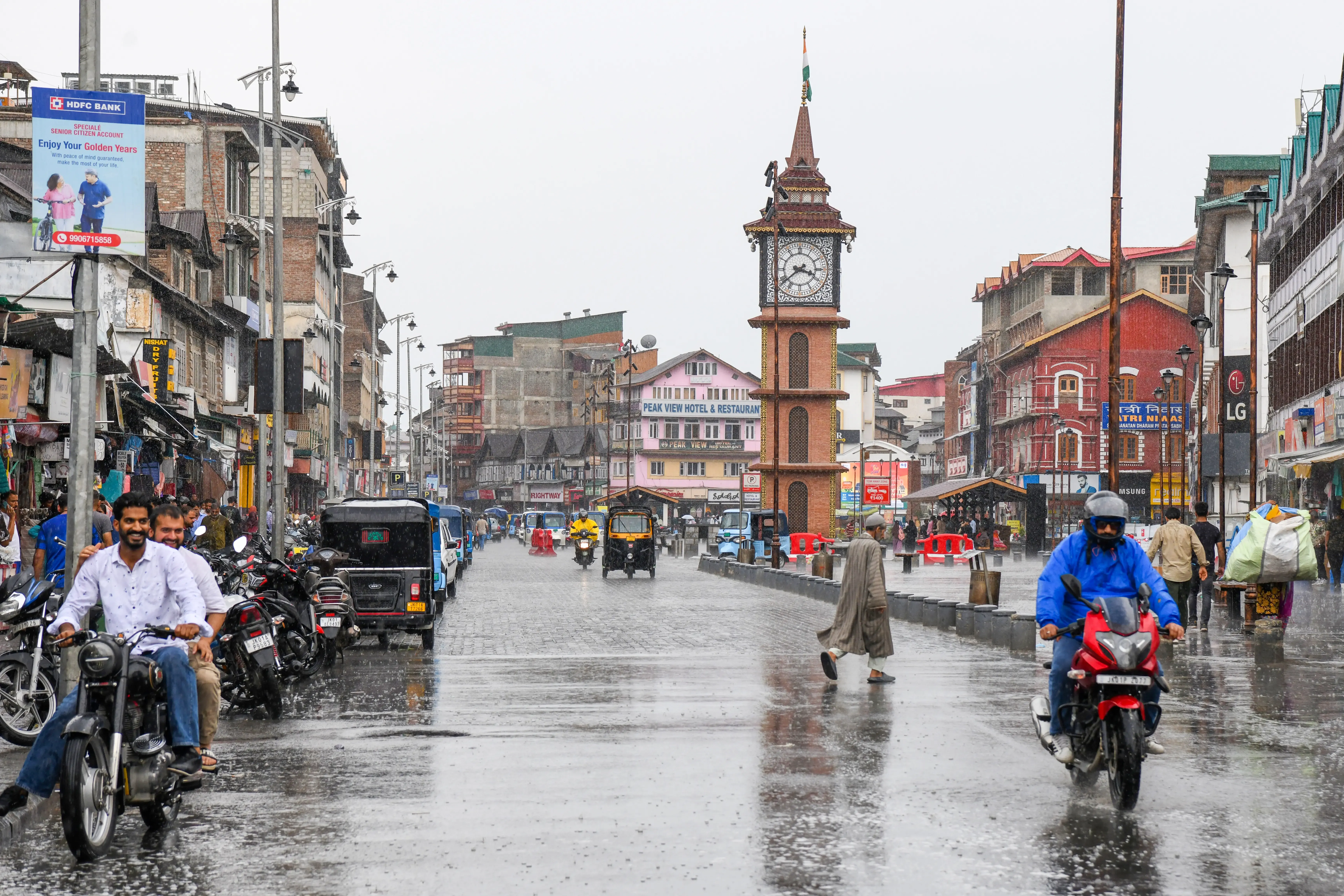 क्या जम्मू-कश्मीर में भारी बारिश के कारण रियासी और राजौरी में स्कूल बंद हैं?