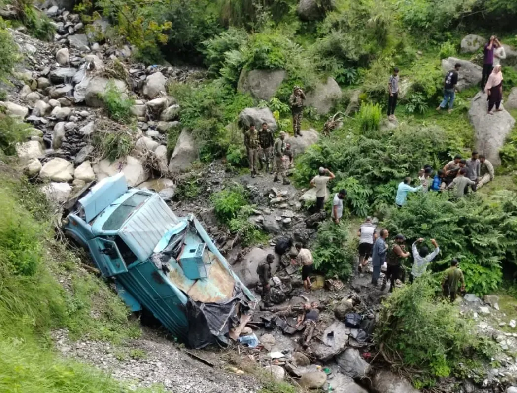 क्या जम्मू-कश्मीर के उधमपुर में सीआरपीएफ का बंकर व्हीकल खाई में गिरा? दो जवान शहीद