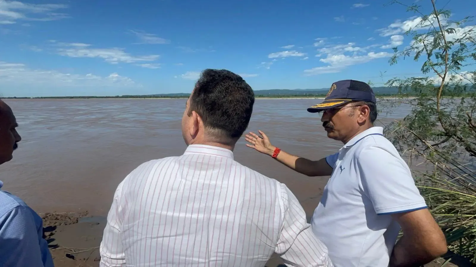 क्या जम्मू: सुनील शर्मा ने अखनूर में बाढ़ प्रभावित गांवों का दौरा किया और राहत का आश्वासन दिया?