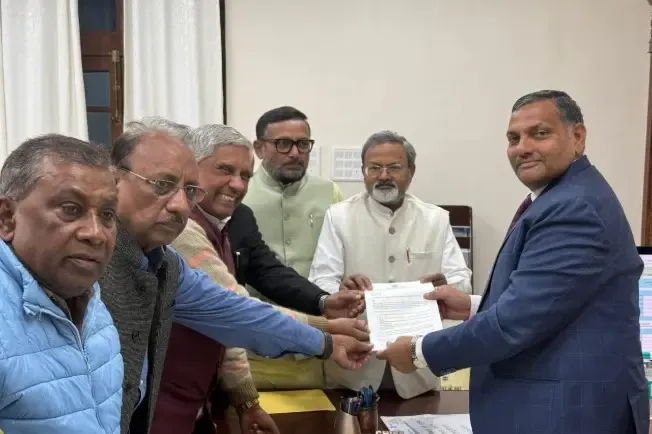 Jan Suraaj Party Representatives Confer with Bihar's Chief Secretary Regarding BPSC Protests