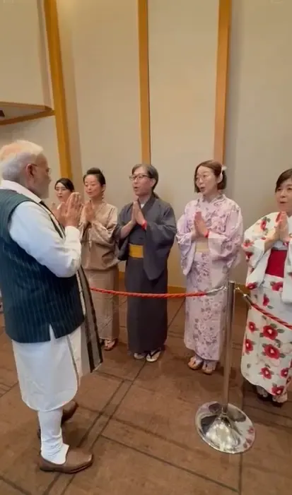 क्या जापान के दौरे पर पीएम मोदी का स्वागत 'किमोनो' पहने स्थानीय कलाकारों द्वारा गायत्री मंत्र से हुआ?