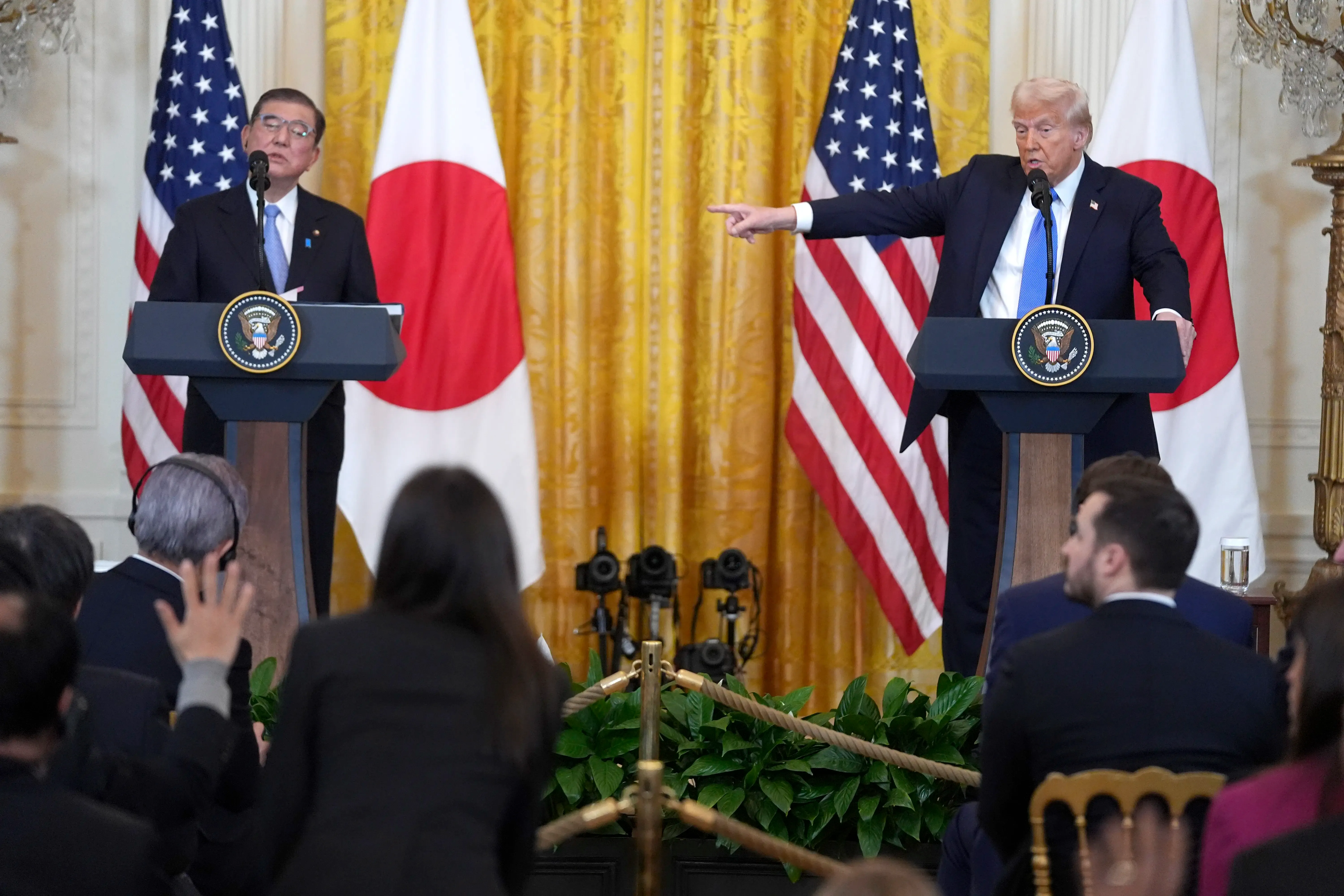 Japanese PM Discusses Tariffs with US President Trump