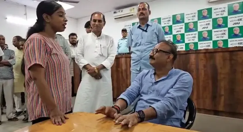 क्या जेडीयू कार्यालय में नीतीश कुमार की तारीफ में गाना गाना एक नया ट्रेंड है?
