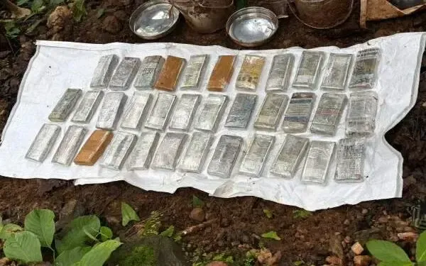 क्या झारखंड के चाईबासा में माओवादियों के ठिकाने से 35 लाख रुपए बरामद हुए?