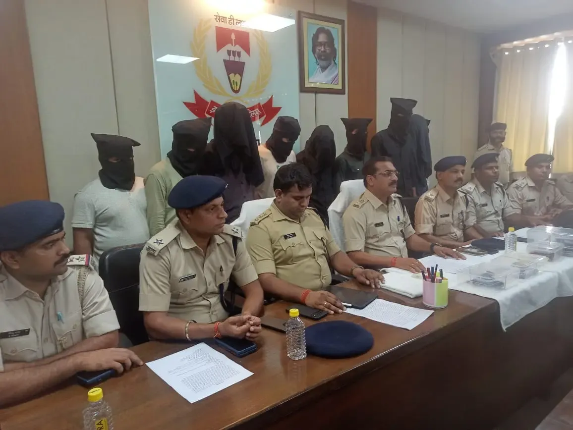 क्या झारखंड के हजारीबाग में ज्वेलर्स पर फायरिंग और कारोबारियों को धमकी देने वाले 9 अपराधियों को गिरफ्तार किया गया?
