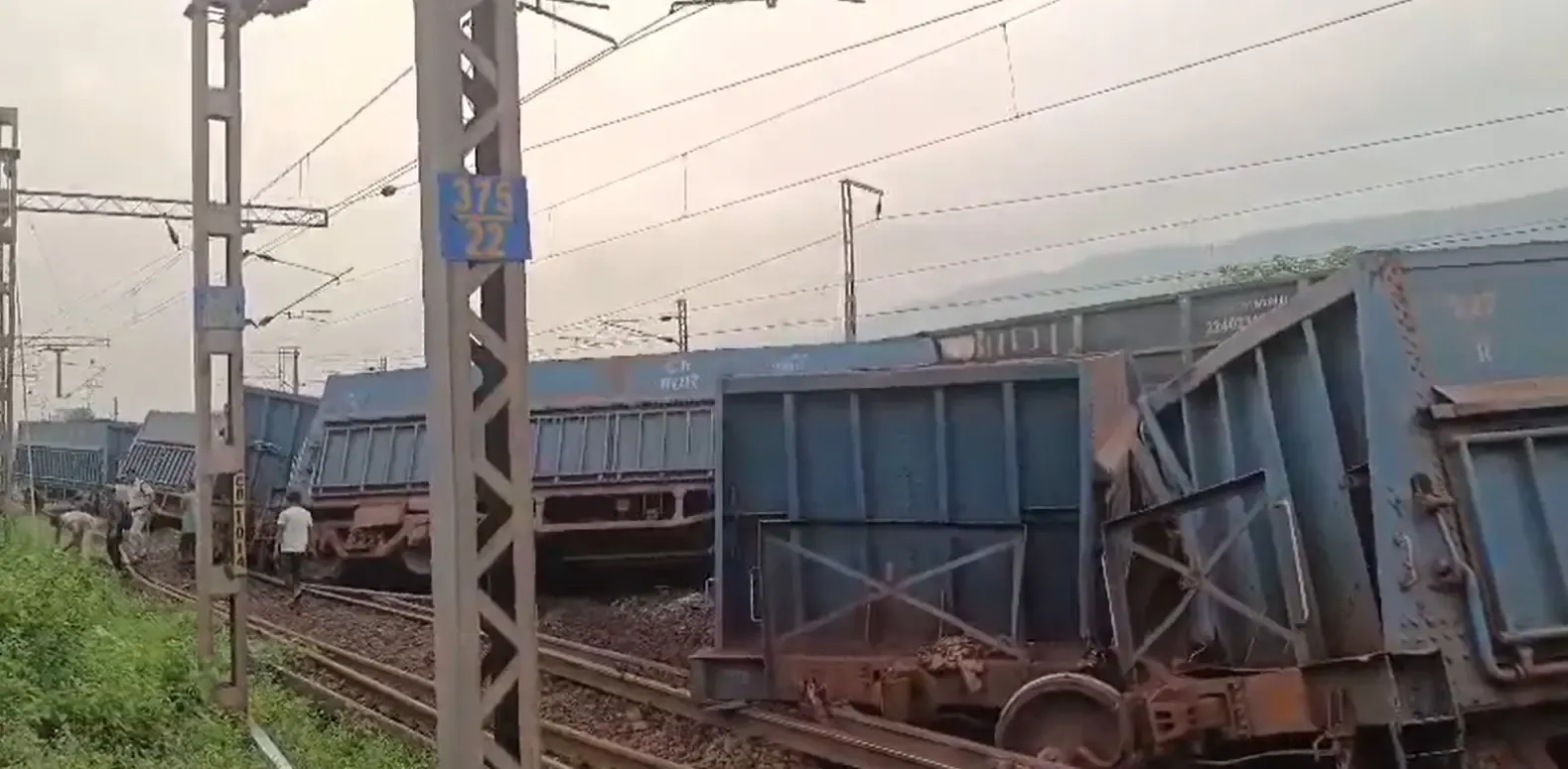 क्या झारखंड के सरायकेला में दो मालगाड़ियों की टक्कर ने एक बड़ी त्रासदी को रोका?