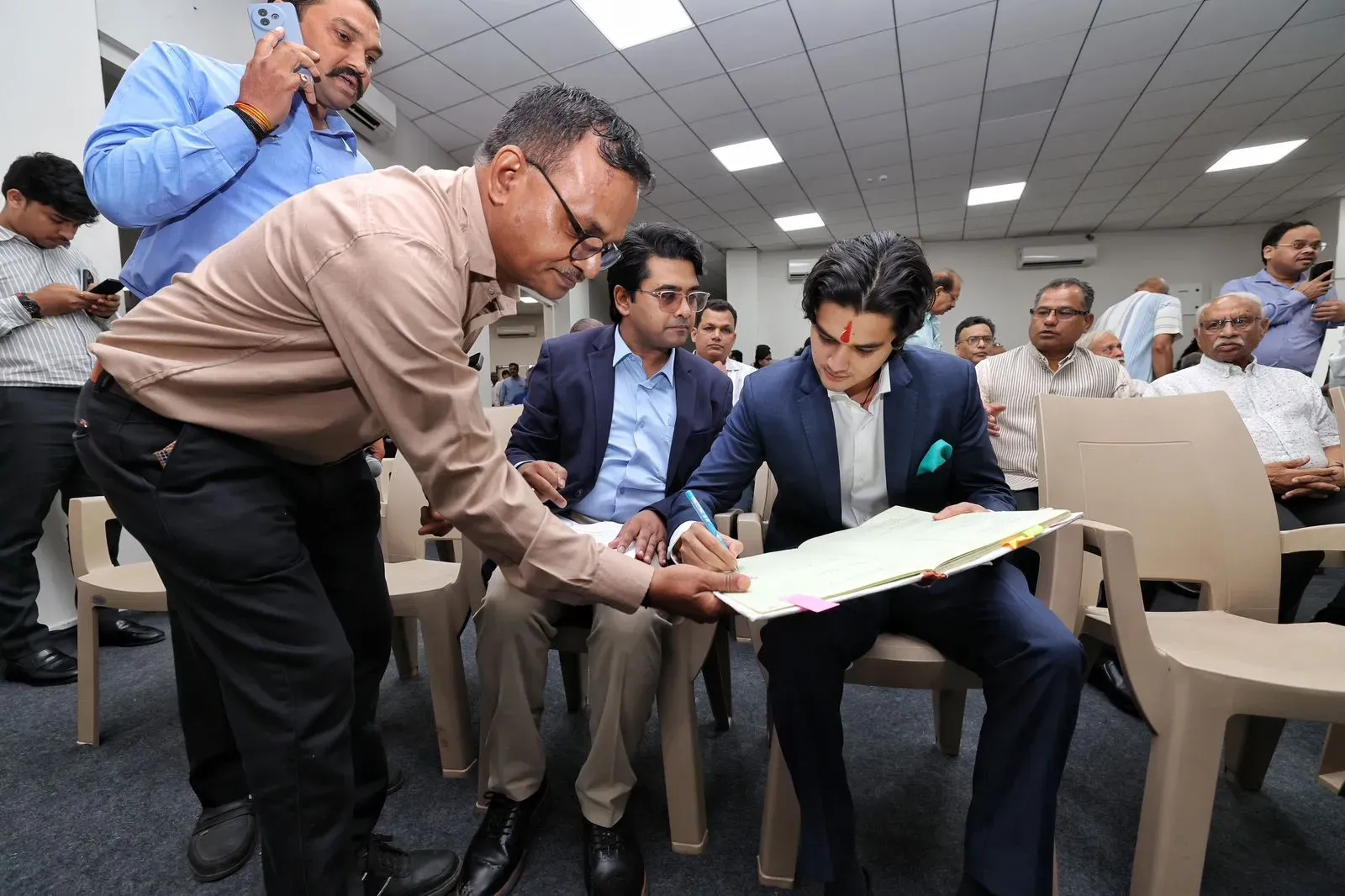 Did Jyotiraditya Scindia's son Mahanaryaman pray at Indore temple before taking charge of MPCA?