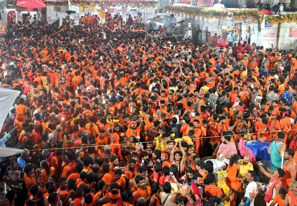 क्या सावन की तीसरी सोमवारी पर देवघर में शिवभक्तों का उत्साह चरम पर है?
