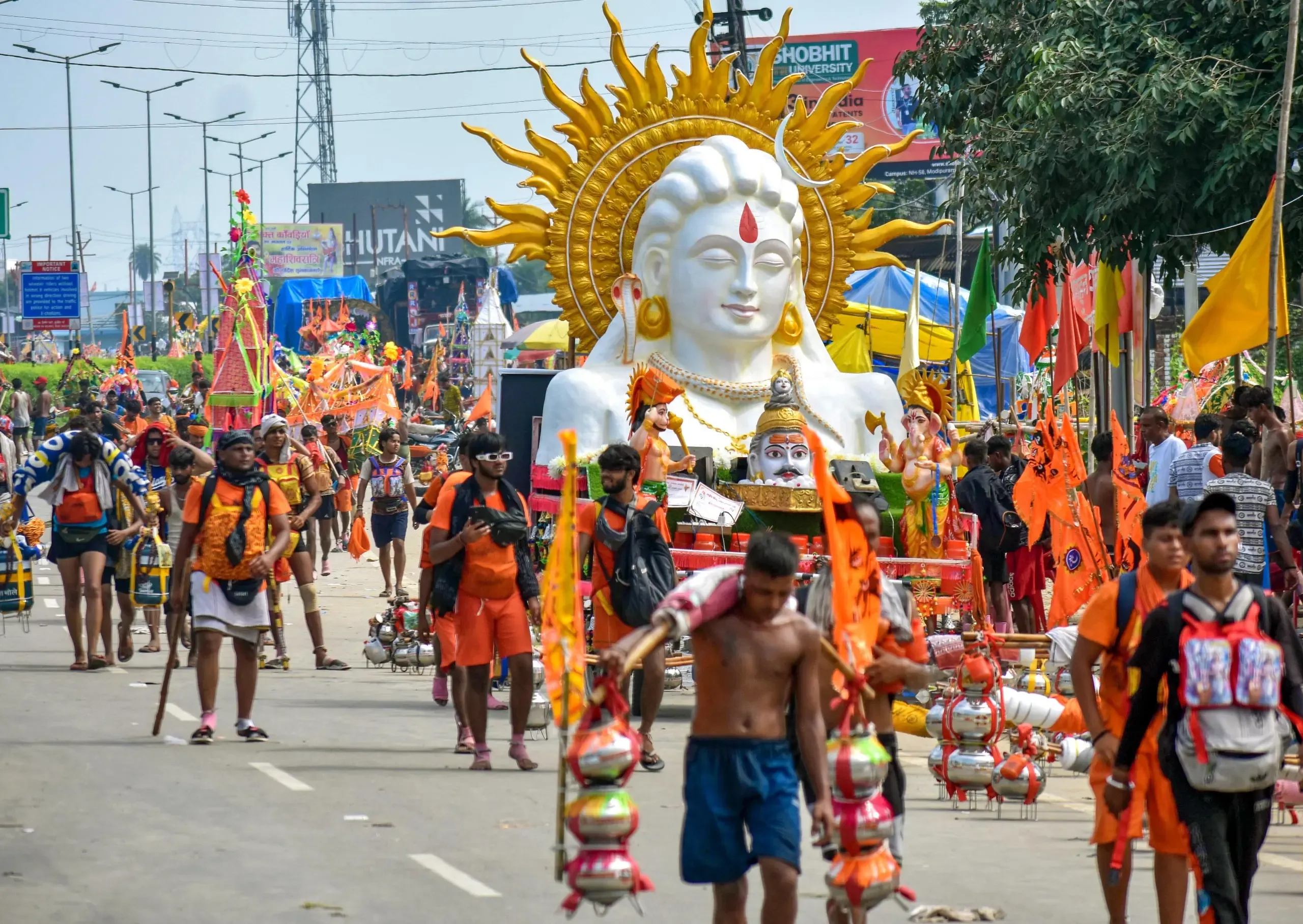 कांवड़ियों की पहली पसंद भगवा क्यों है?