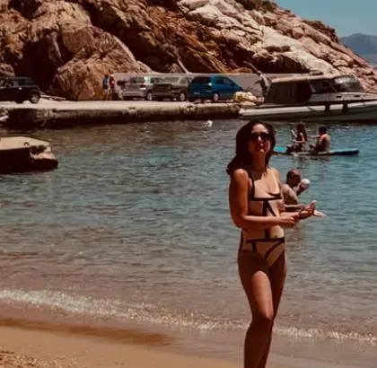 How Does Kareena Kapoor Khan Enjoy Her Beach Vacation?