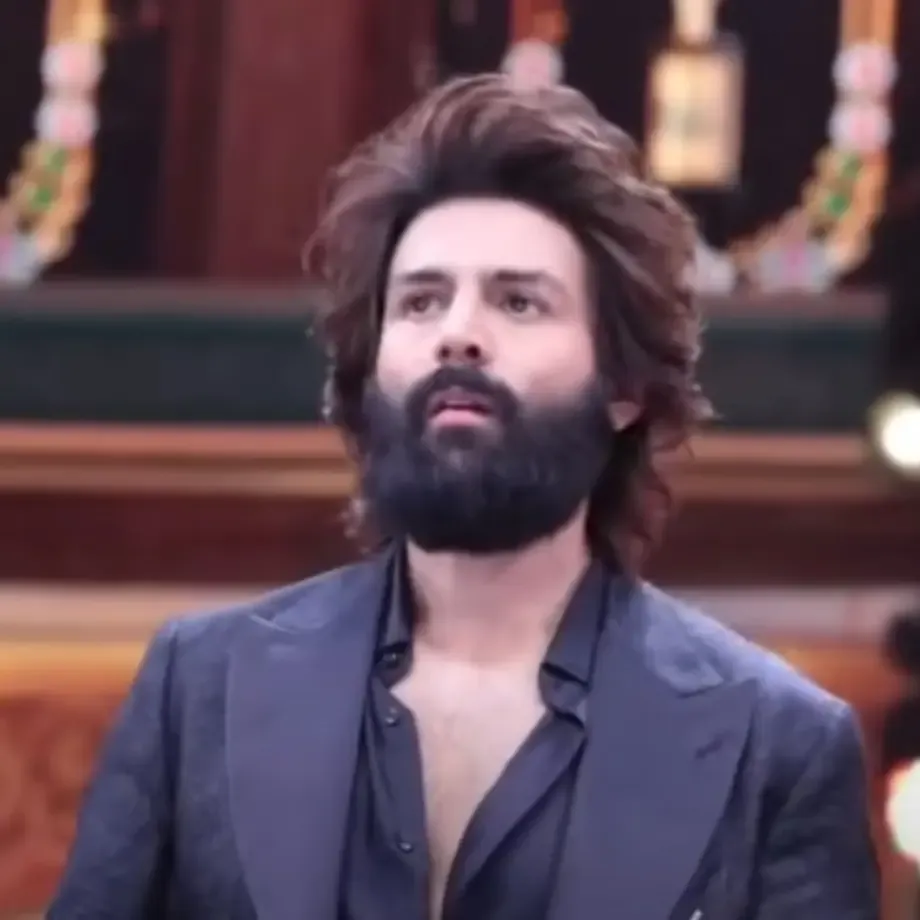 Kartik Aaryan Applauds Madhuri Dixit’s Stage Performance