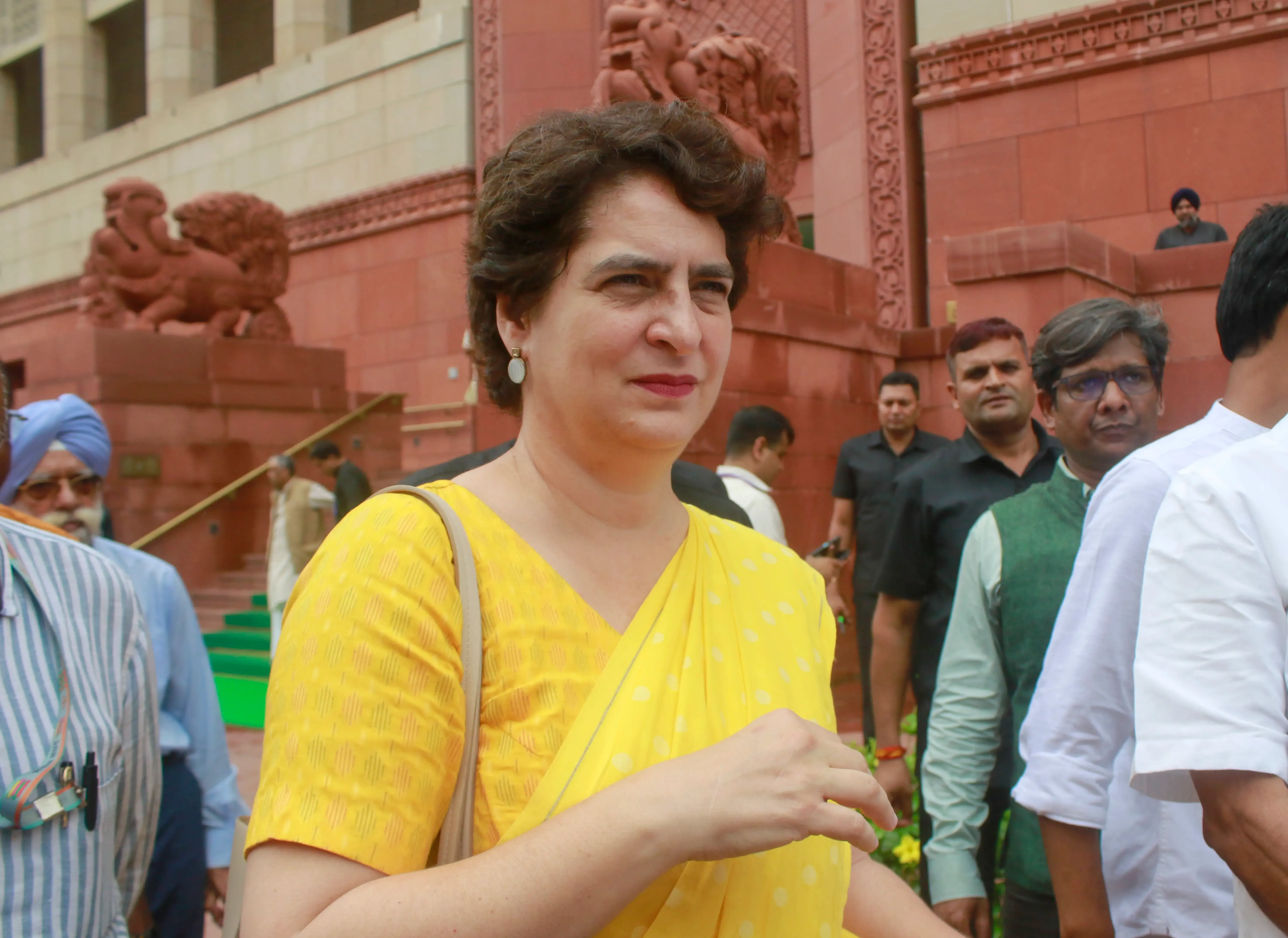 क्या राहुल गांधी सच्चे भारतीय हैं, कोर्ट की टिप्पणी पर प्रियंका का क्या कहना है?