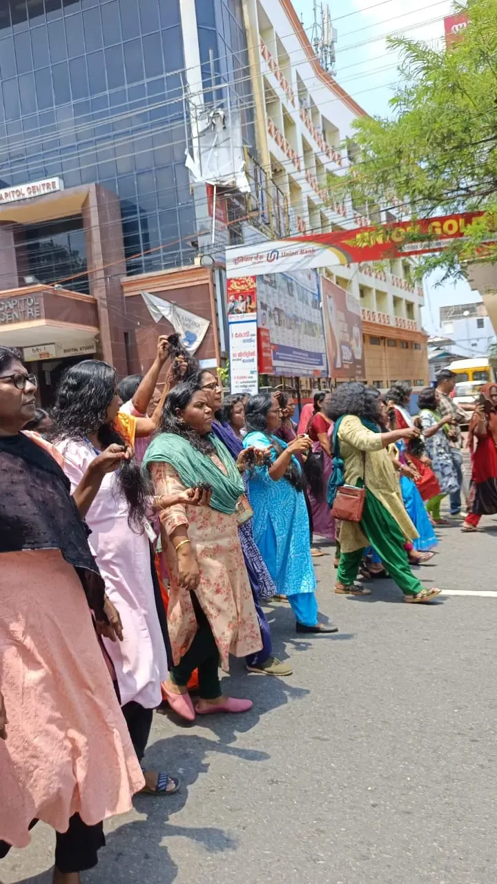 Kerala Asha Workers Protest Intensifies with Hair Cutting on Day 50