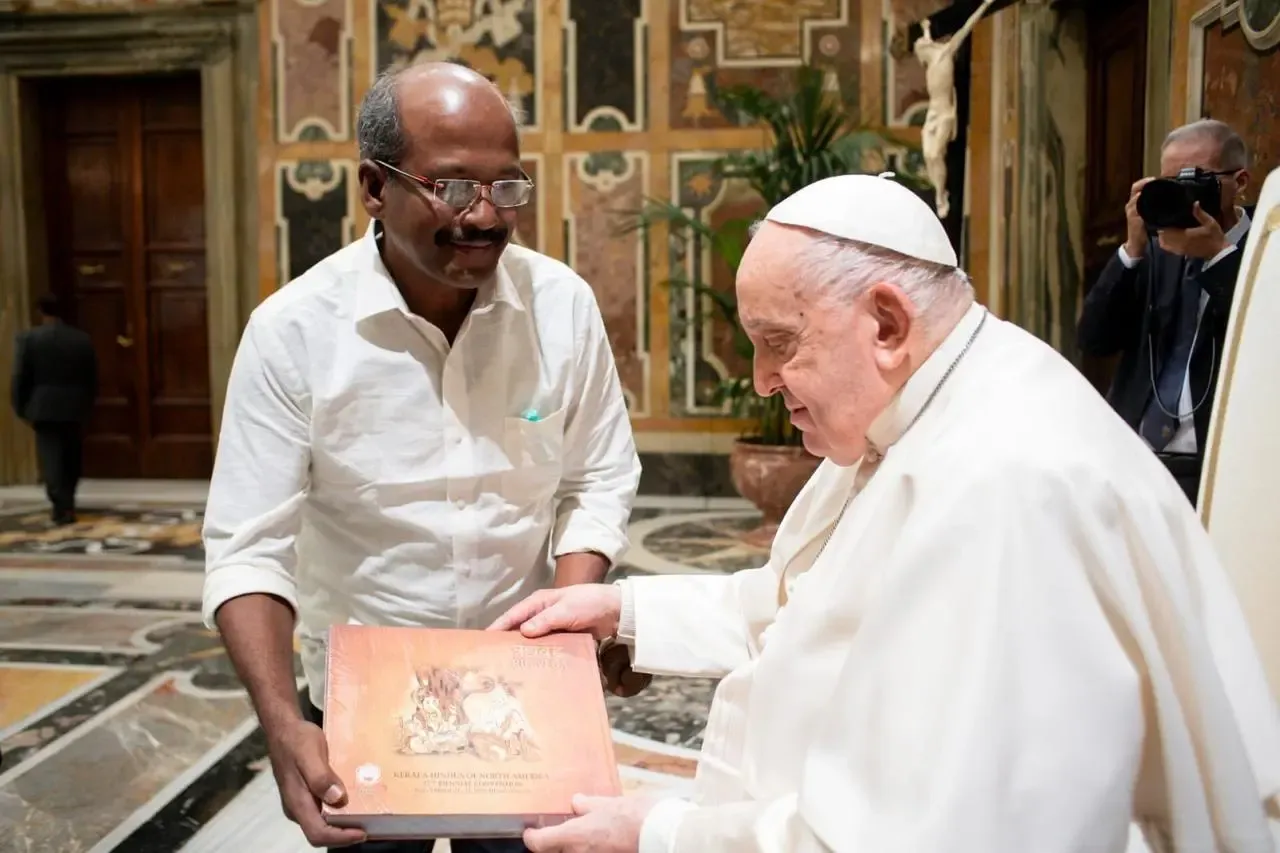 Kerala Hindu Leader Presents Rig Veda to Pope Francis