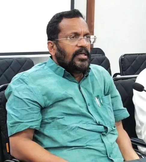 Why was a Kerala revenue official suspended for disparaging remarks about a nurse who died in a plane crash?