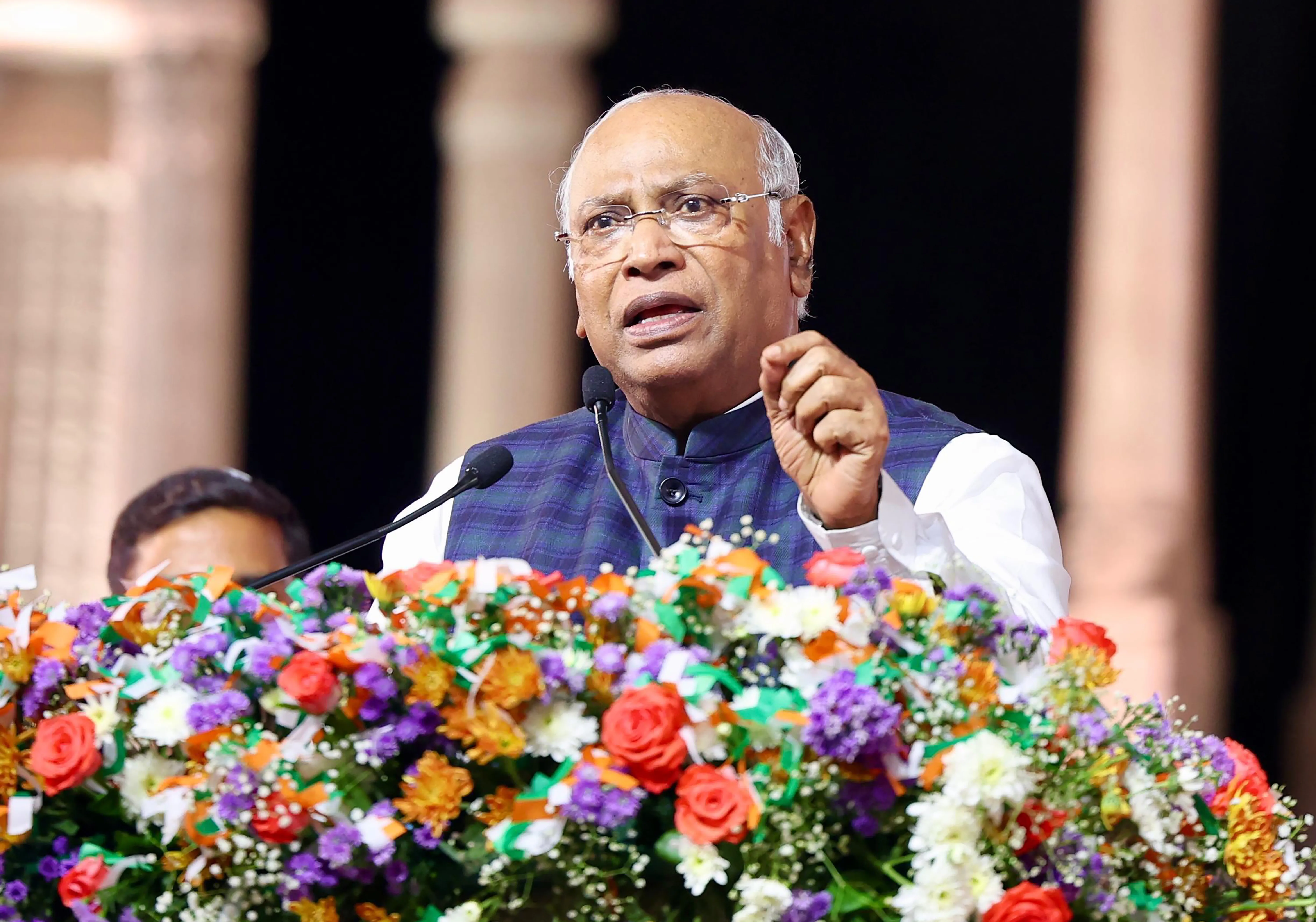 Why is Kharge Criticizing US-Pakistan Relations and Calling for an All-Party Meeting on Foreign Policy?