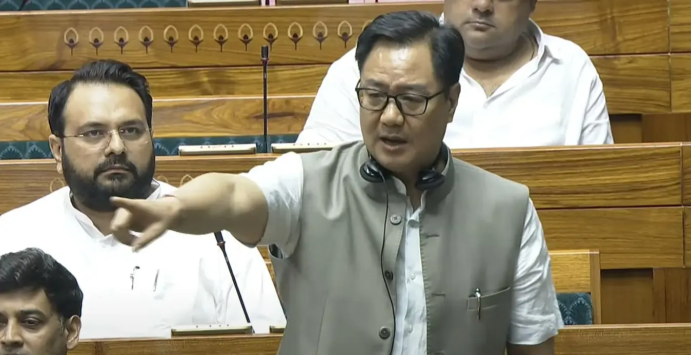क्या किरेन रिजिजू ने विपक्ष पर हमला करते हुए कहा कि वे देश की टैक्स मनी को हंगामा करके बर्बाद कर रहे हैं?