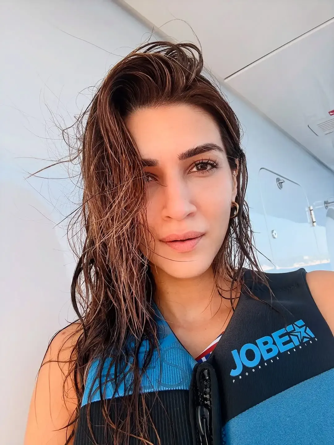 Did Kriti Sanon Channel Zeenat Aman’s ‘Samundar Mein Naha Ke’ Vibes on Her Holiday?