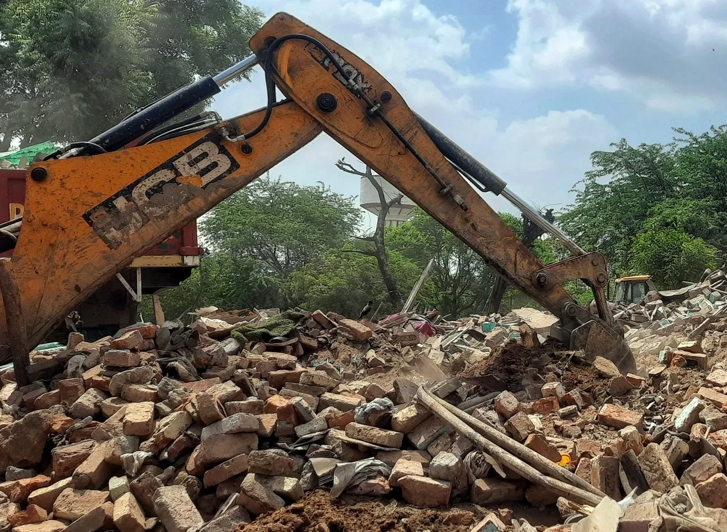 Did K'taka government take action by demolishing illegal religious mutt in Belagavi after seer's arrest?