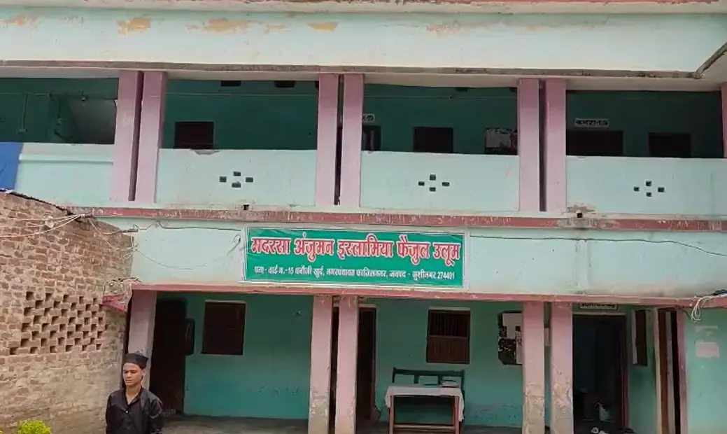 क्या कुशीनगर में ग्राम सभा की जमीन पर बने मदरसे पर प्रशासन ने सख्त कार्रवाई की?