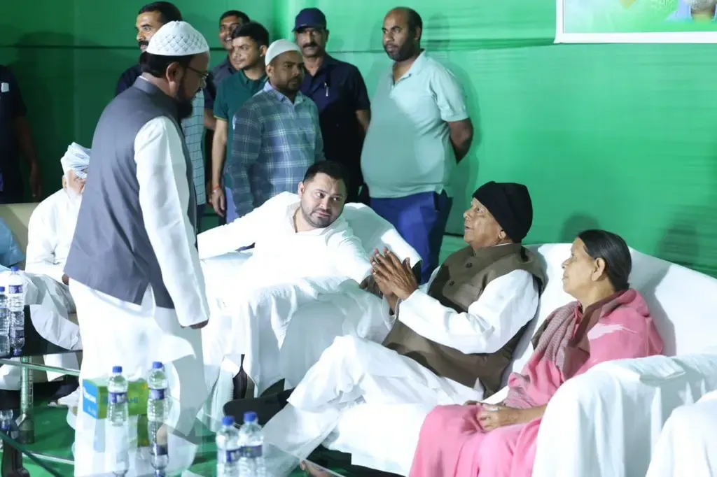 Lalu Prasad Yadav Hosts Iftar Gathering Amid Mahagathbandhan Unity Concerns