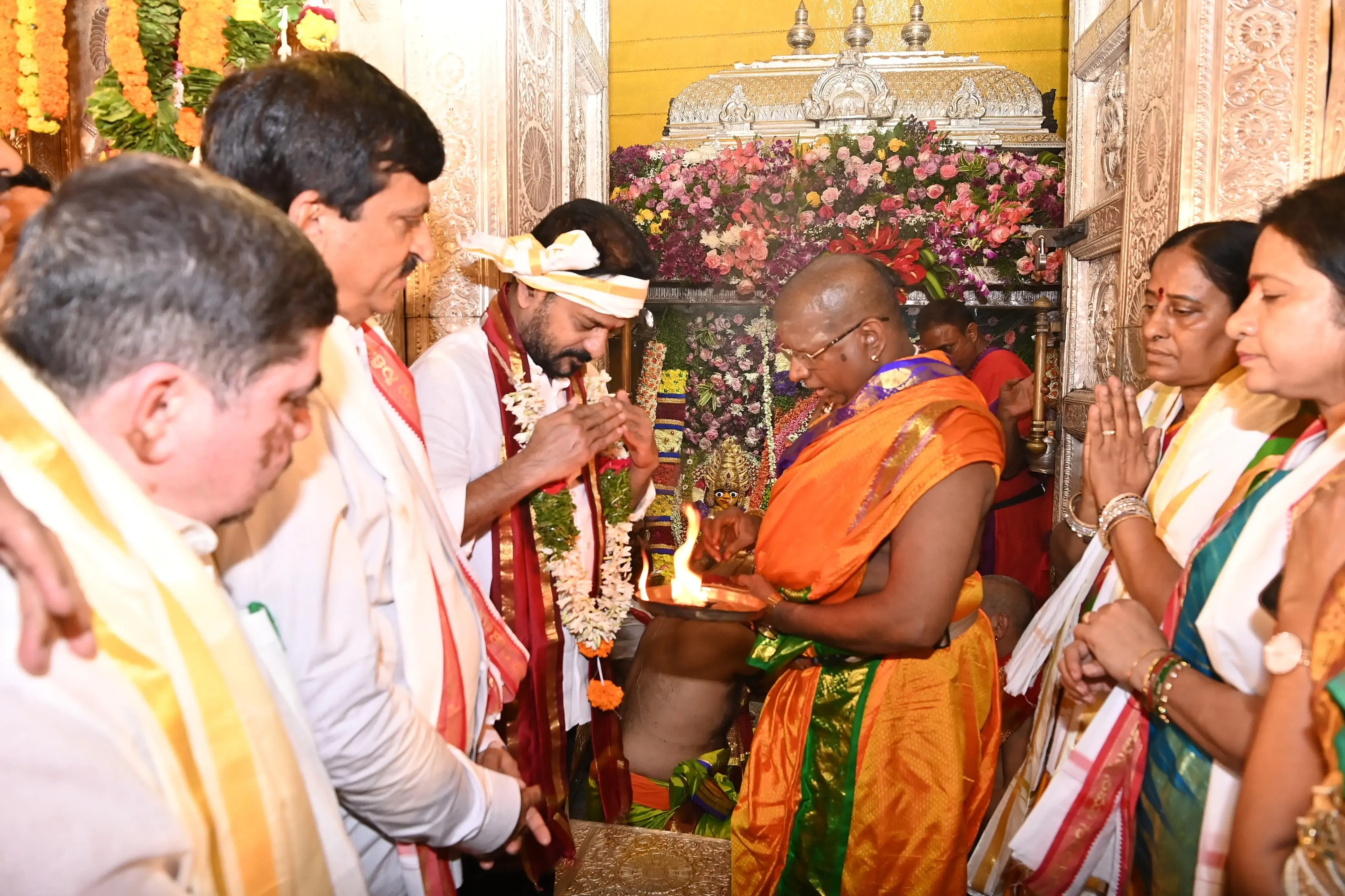 What happened during Lashkar Bonalu as Telangana CM offered silk robes to Goddess Ujjaini Mahankali?