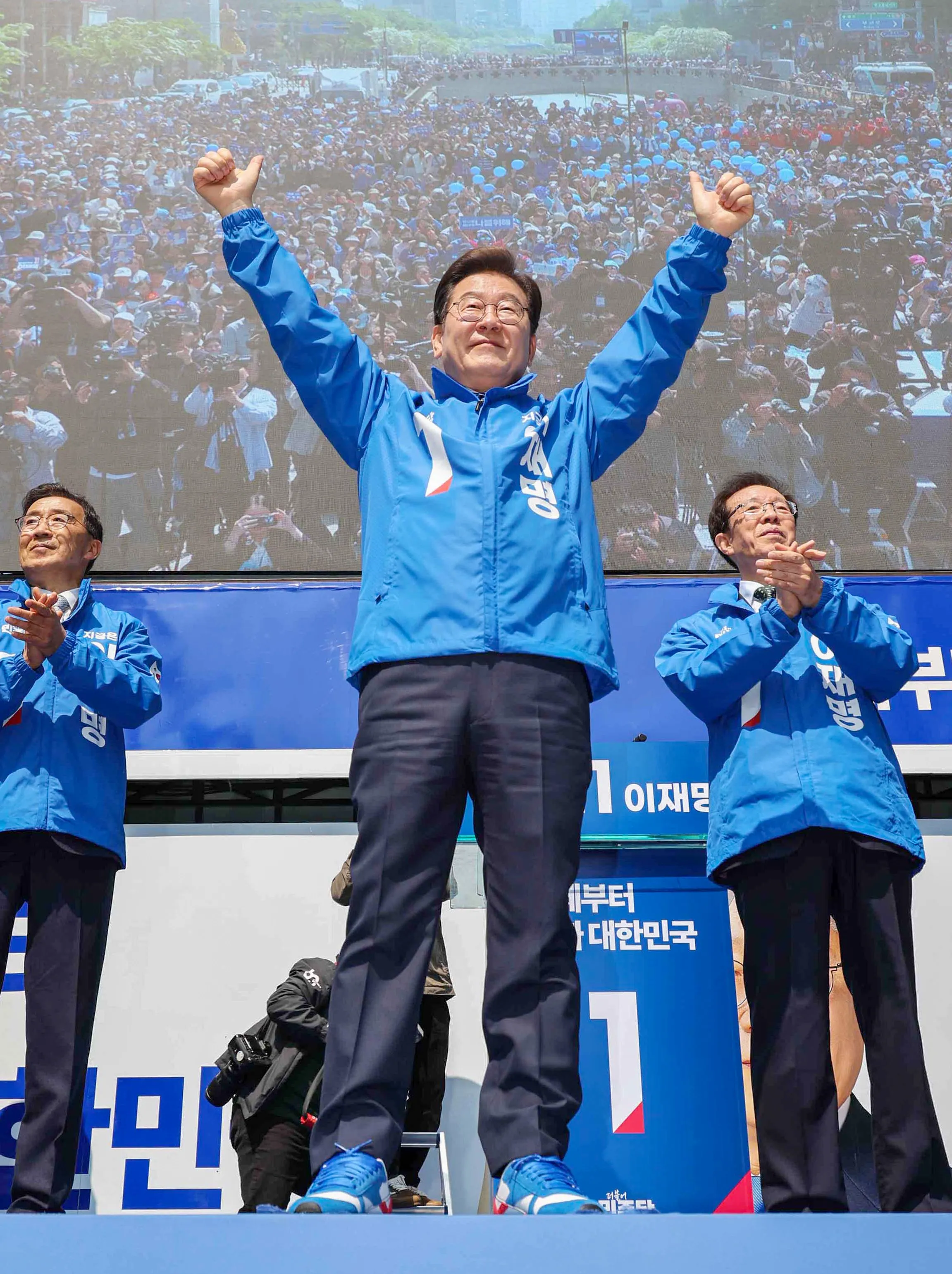 Is President Lee Holding the 2nd Emergency Economic Task Force Meeting?