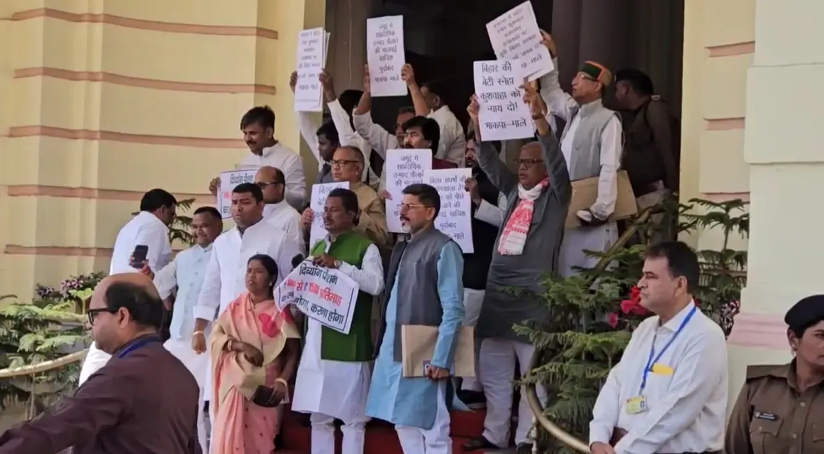 Protests by Left Party Legislators Outside Bihar Assembly Before Budget Session