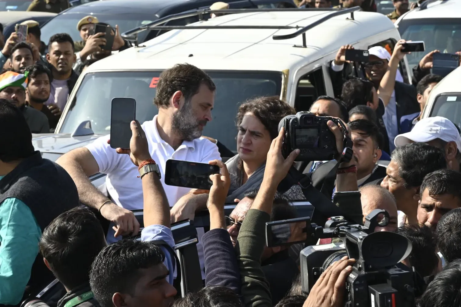 Rahul and Priyanka Gandhi Halted at Ghazipur Border En Route to Sambhal Amid Violence