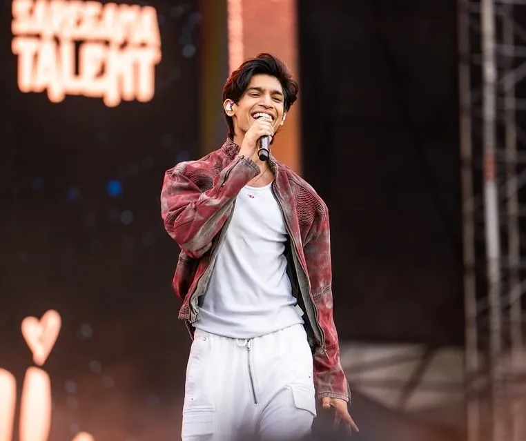 How Does Maahi Handle Comparisons with His Father Shaan?