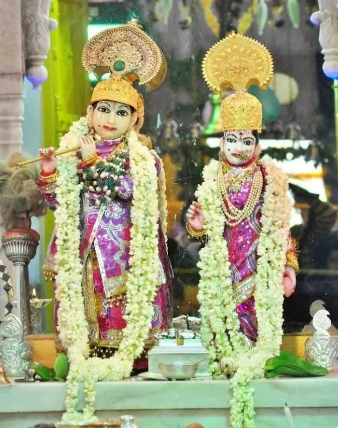 क्या ग्वालियर का 'गोपाल मंदिर' राधा कृष्ण को करोड़ों के आभूषण पहनाकर 24 घंटे दर्शन देता है?
