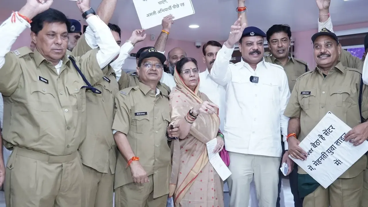 क्या मध्य प्रदेश में कांग्रेस विधायकों ने पुलिस की वर्दी पहनकर प्रदर्शन किया?