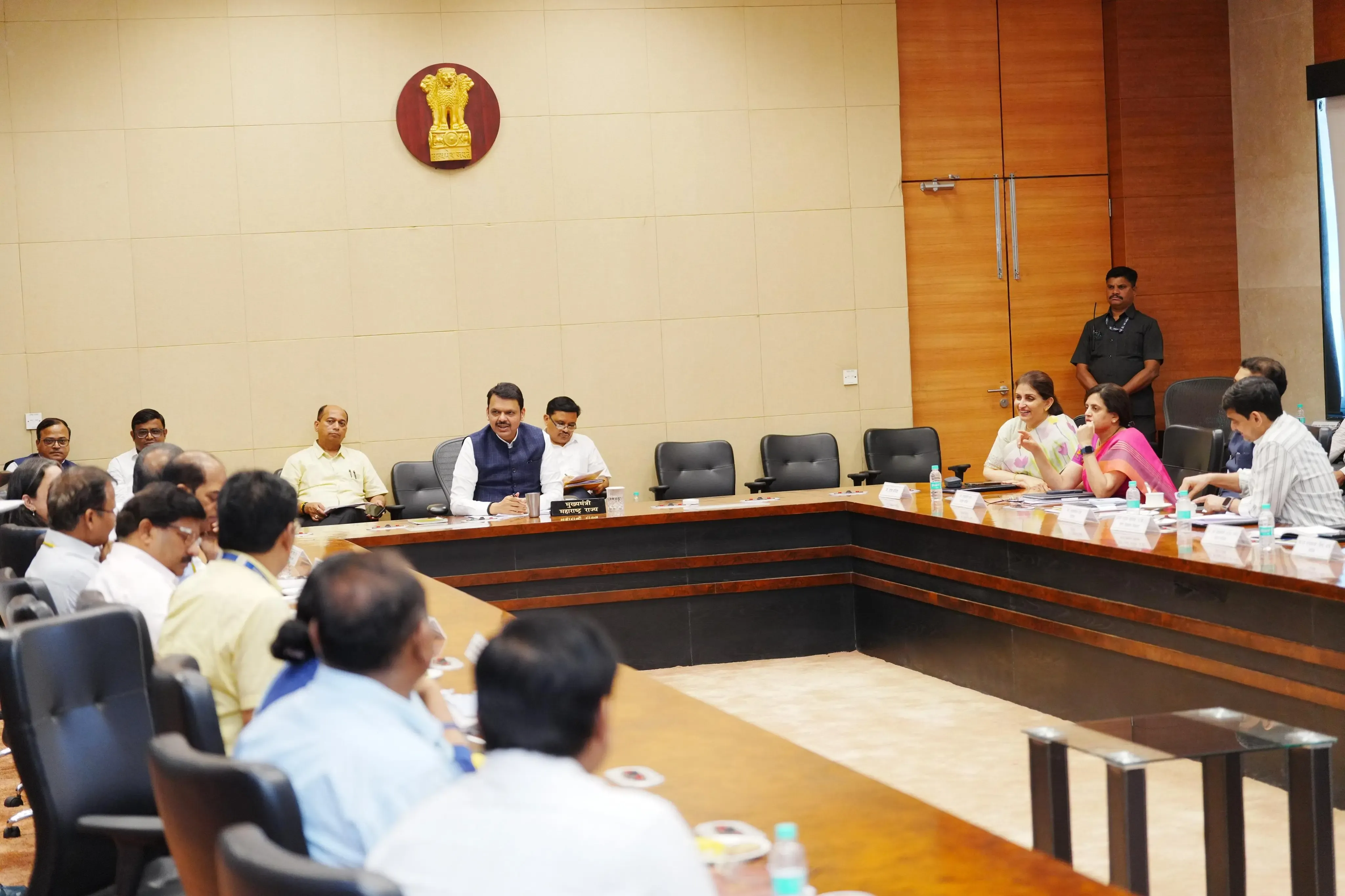 Maharashtra CM Advocates Timely Completion of Projects