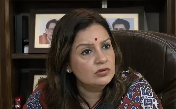 क्या प्रियंका चतुर्वेदी ने राहुल गांधी के आरोपों को सही माना? चुनाव आयोग से मांगा जवाब