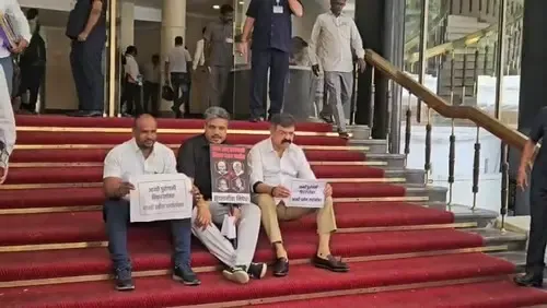 क्या महाराष्ट्र विधानसभा की सीढ़ियों पर विपक्ष ने मौन प्रदर्शन कर सरकार की नीतियों पर नाराजगी जताई?