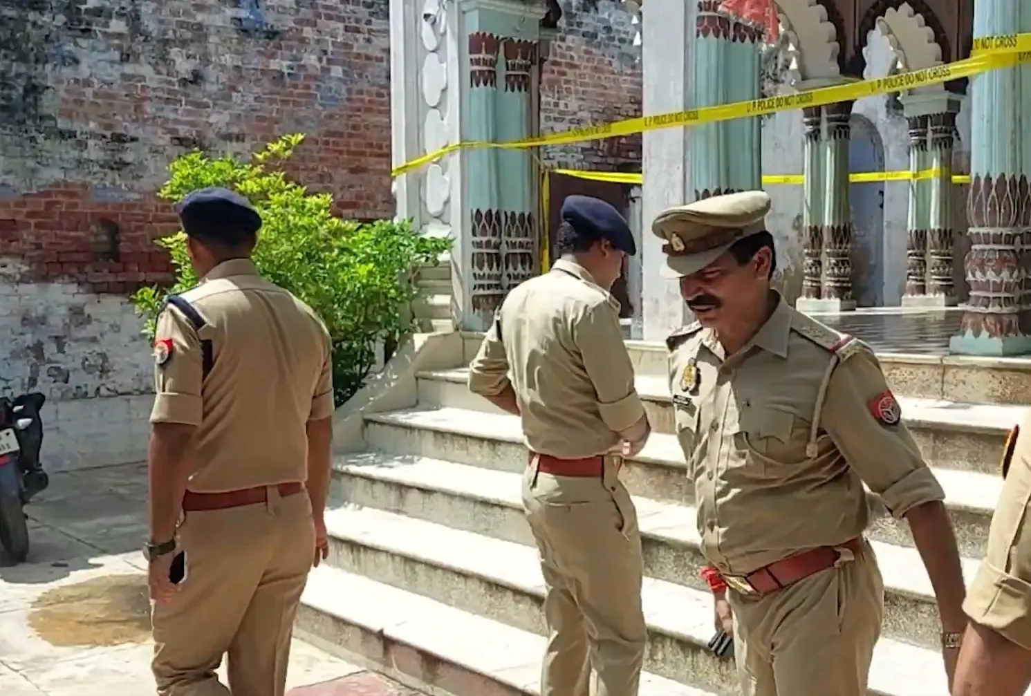 क्या मैनपुरी में मंदिर में पूजा कर रही युवती पर युवक ने गोलियां चलाईं?