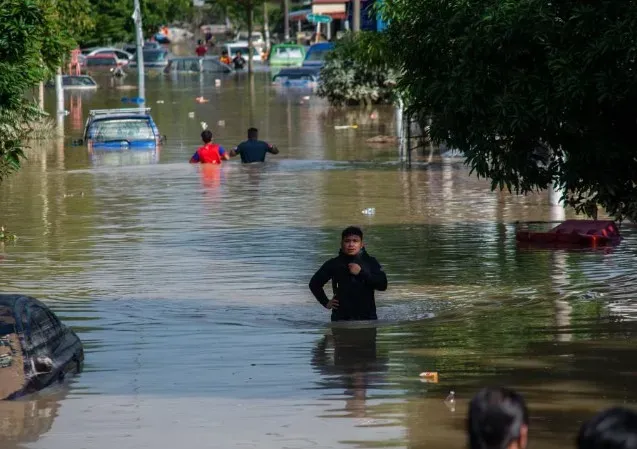 Floods in Malaysia: Six Lives Lost and Over 130,000 Displaced