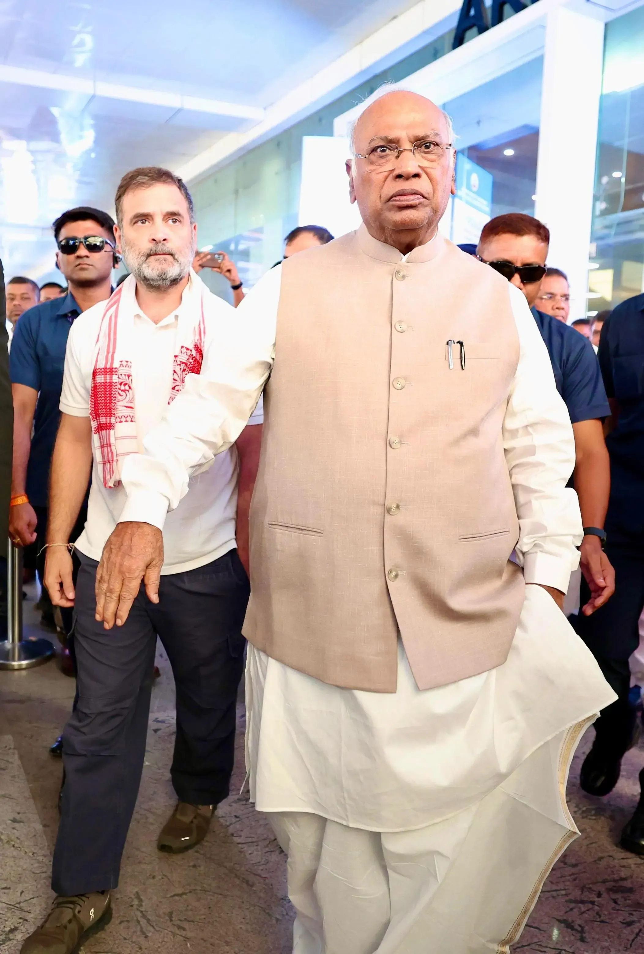 क्या मल्लिकार्जुन खड़गे और राहुल गांधी ने पीएम मोदी को पत्र लिखकर जम्मू-कश्मीर को पूर्ण राज्य का दर्जा बहाल करने की मांग की?