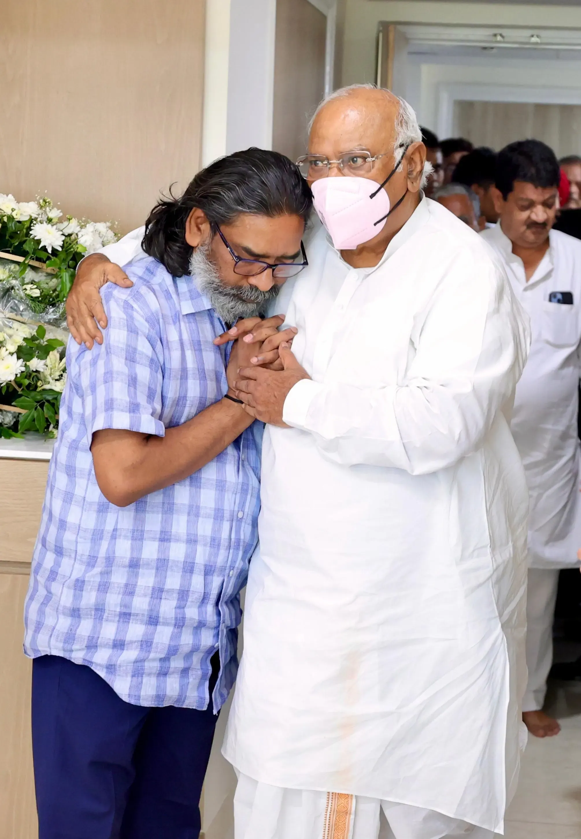 क्या मल्लिकार्जुन खड़गे और राहुल गांधी ने शिबू सोरेन के निधन पर दुख प्रकट किया?