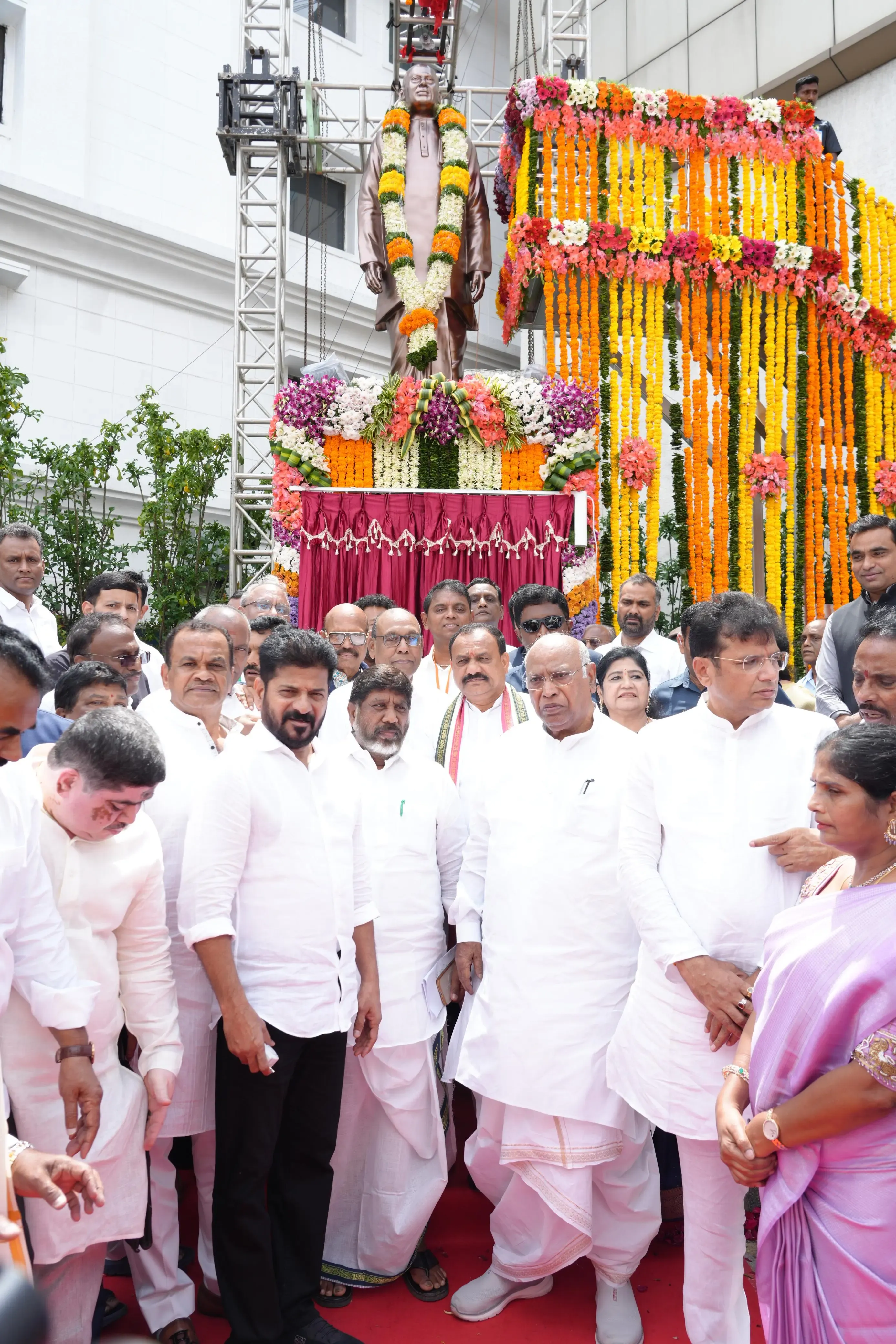 Did Mallikarjun Kharge Unveil a Statue of Former Andhra Pradesh CM Rosaiah?