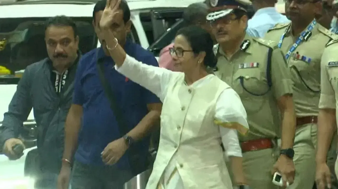 Mamata Banerjee Arrives in Kolkata, Skips Media Interaction at Airport