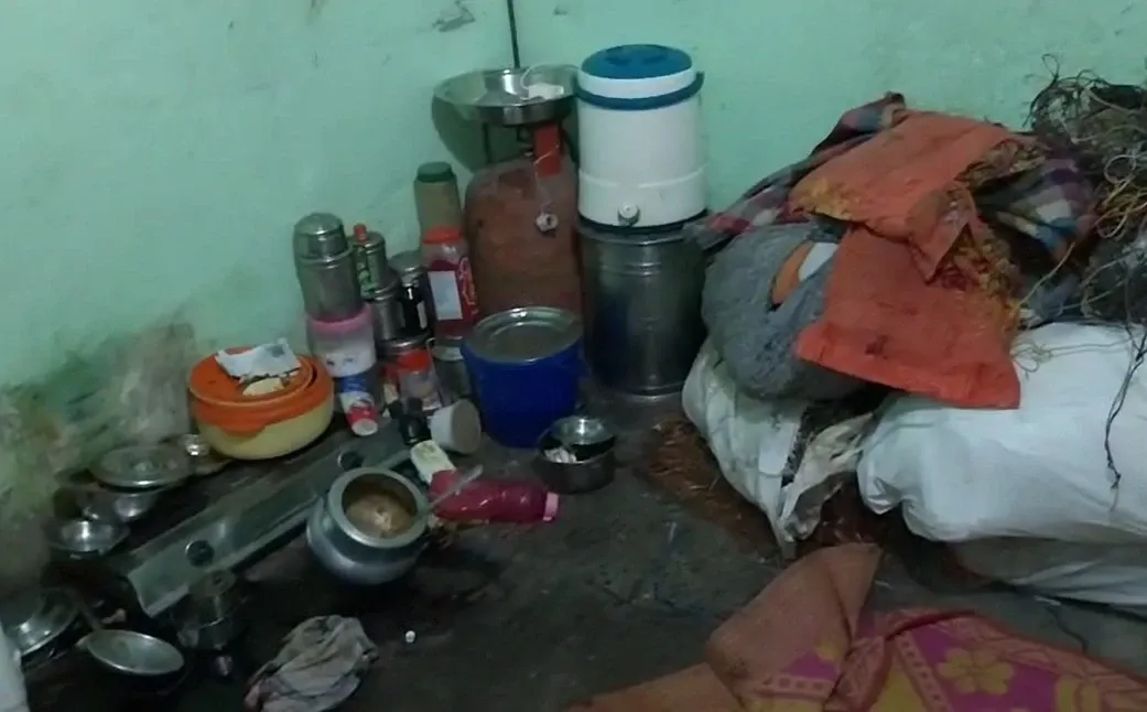 Did a Man Really Kill His Wife in Delhi's Seelampur and Confess at the Police Station?