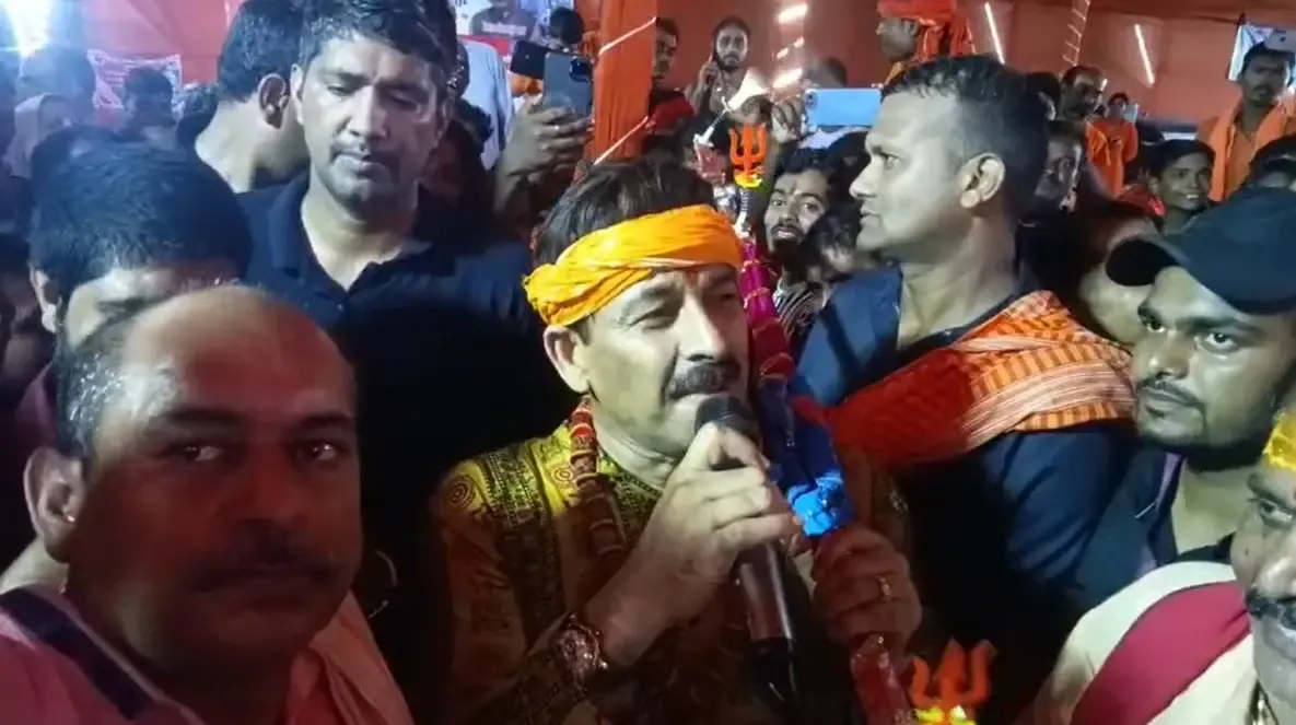 क्या मनोज तिवारी ने कांवड़ यात्रा में भजनों से भक्तों का मन मोह लिया?