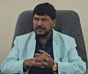 क्या मराठी बोलने के लिए किसी के साथ दादागिरी करना है अस्वीकार्य? रामदास अठावले
