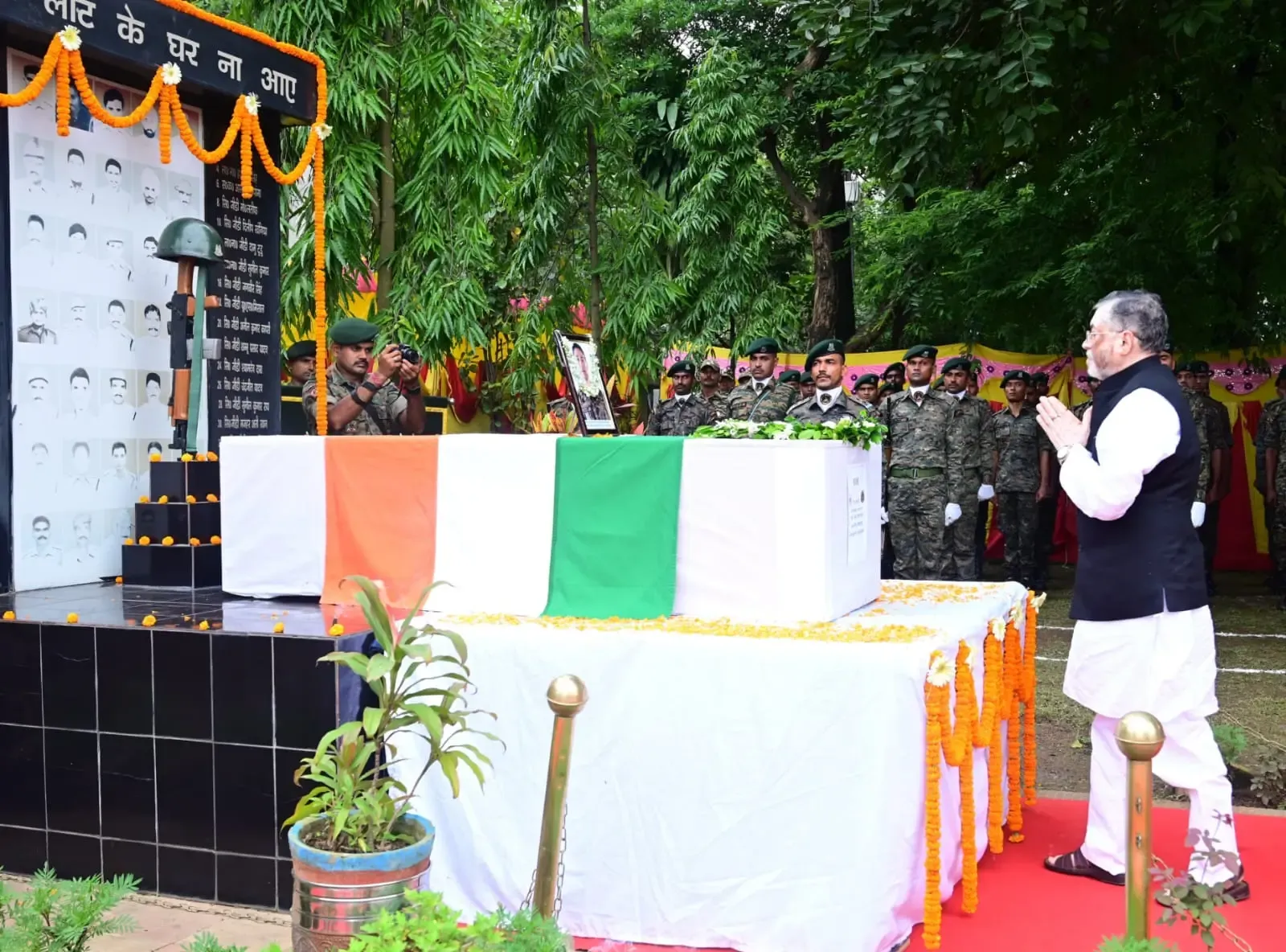 क्या नक्सली हमले में शहीद जवान को सीआरपीएफ मुख्यालय में दी गई अंतिम विदाई?